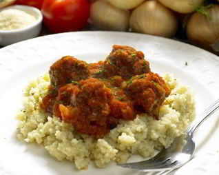 Кускус с рагу из баранины и томатным соусом с лепестками роз