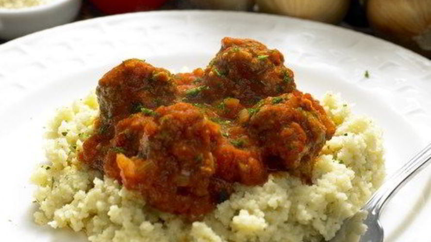 Рецепт кускуса с рагу из баранины и томатным соусом с лепестками роз