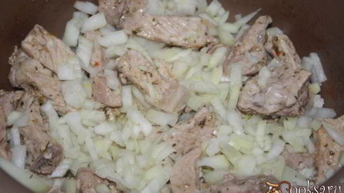 осеннее рагу с картофелем, свининой и кинзой в мультиварке