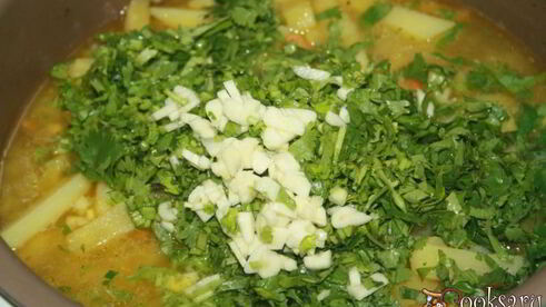 осеннее рагу с картофелем, свининой и кинзой в мультиварке