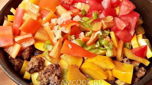 овощное рагу с фаршем и кабачками