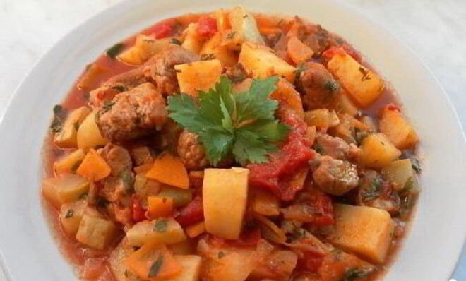 Овощное рагу со свининой и кабачками