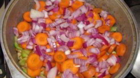 овощное рагу в кастрюле