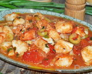 Рагу из морского окуня с оливками и томатами