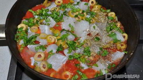 рагу из морского окуня с оливками и томатами