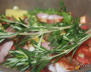 Рагу с копченостями и розмарином в мультиварке