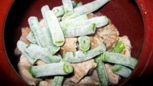 рагу с мясом и стручковой фасолью в горшочке