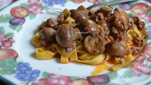 рагу ягненка с грибами и пастой