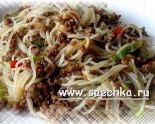 Рисовая лапша с фаршем и овощами