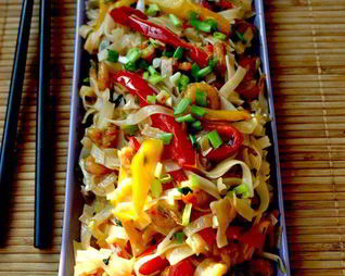 Рисовая лапша с креветками и овощами