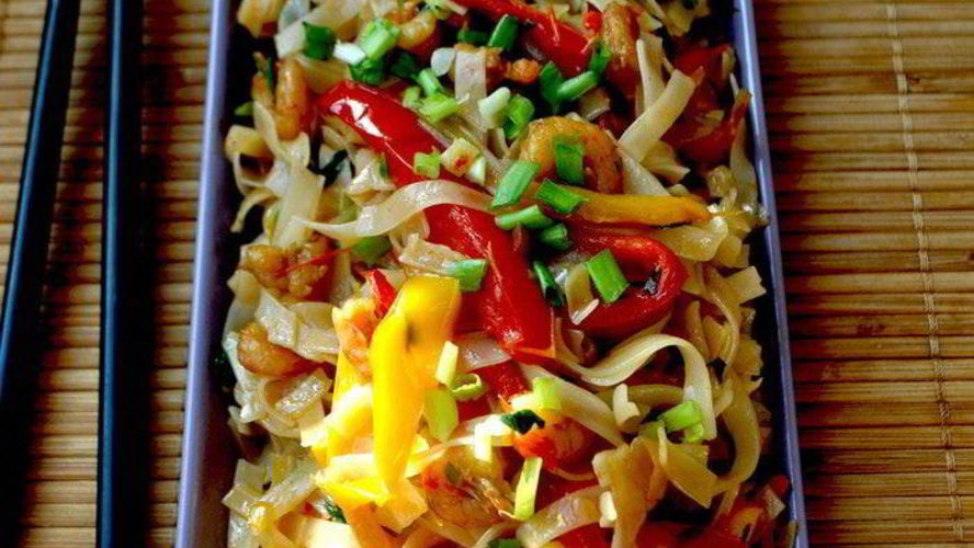 Рецепт рисовой лапши с креветками и овощами