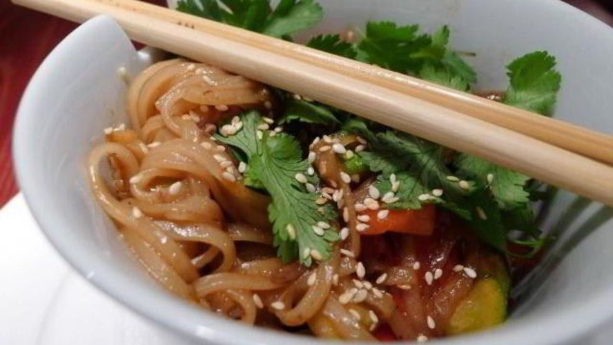 Рецепт рисовой лапши с курицей и овощами