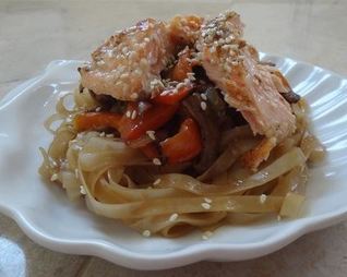 Рисовая лапша с овощами и семгой в кунжуте