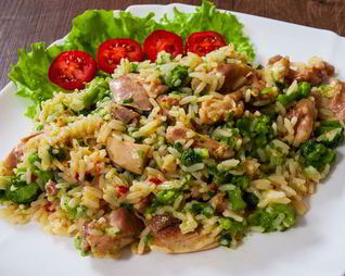 Ризотто с курицей, грибами и брокколи