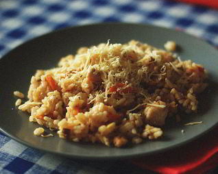 Ризотто с курицей, овощами и пармезаном