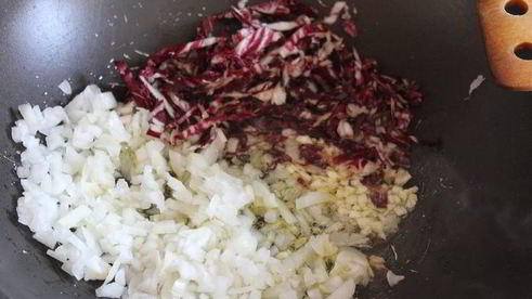 свекольный ризотто с цикорием