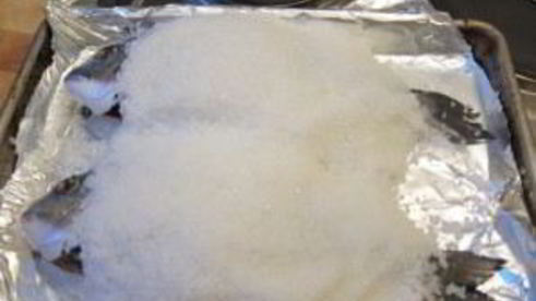 дорада, запеченная в соли