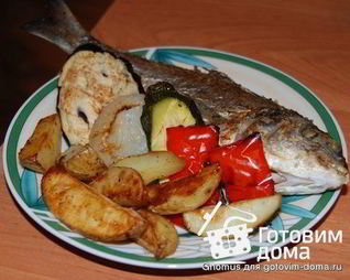 Дорадо с запеченным картофелем и овощами