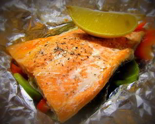 Форель на овощной подушке запеченная в фольге