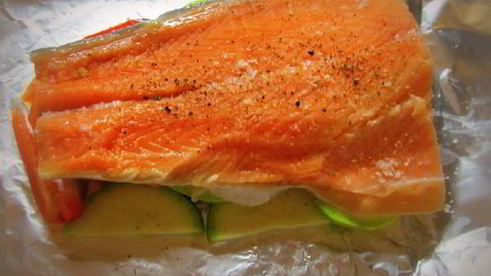 форель на овощной подушке запеченная в фольге