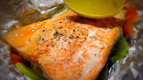 форель на овощной подушке запеченная в фольге