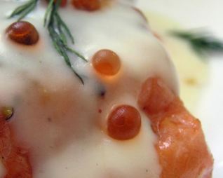 Форель под сливочным соусом с икрой