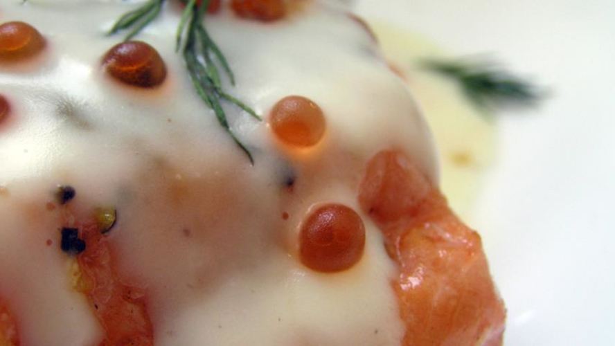 Рецепт форели под сливочным соусом с икрой