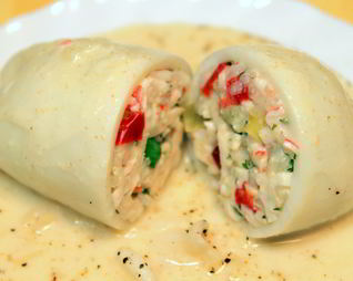 Кальмары, фаршированные овощами с крабовыми палочками