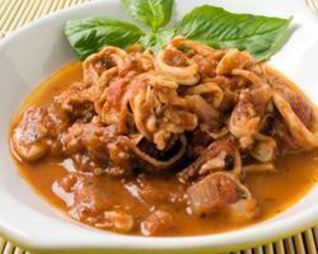 Кальмары тушеные в красном вине и томатном соусе