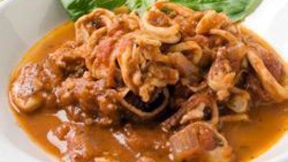 Рецепт Кальмаров тушеных в красном вине и томатном соусе