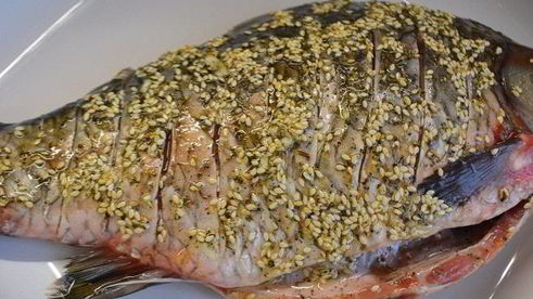 карась запеченный с кунжутно-чесночной заправке