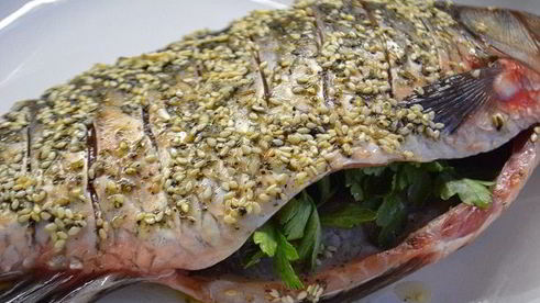 карась запеченный с кунжутно-чесночной заправке