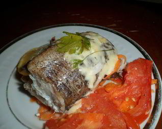 Хек, запеченный с морковью и помидорами