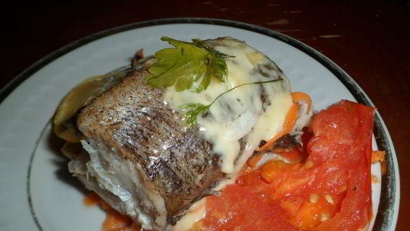 Рецепт Хека, запеченного с морковью и помидорами