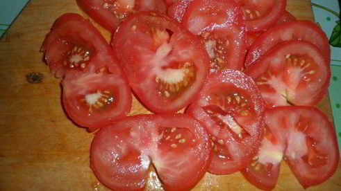 хек, запеченный с морковью и помидорами