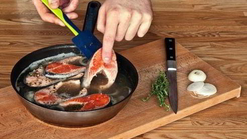 холодный припущенный лосось под майонезом с травами