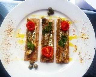 Корюшка с каперсами и помидорами черри