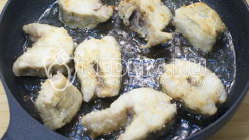 минтай тушеный с протертыми томатами