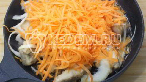 минтай тушеный с протертыми томатами