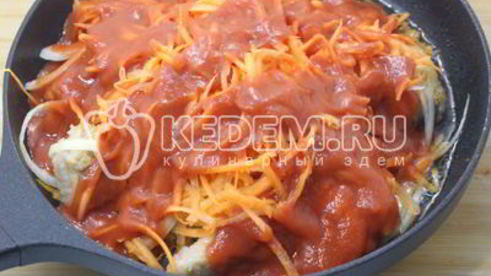 минтай тушеный с протертыми томатами