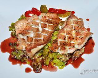 Морской окунь с винным соусом