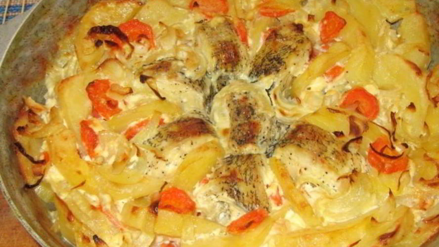 Рецепт щуки с картошкой в духовке со сметаной