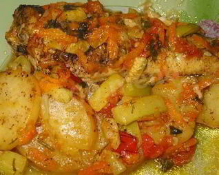 Треска с луком и помидорами в духовке с вином