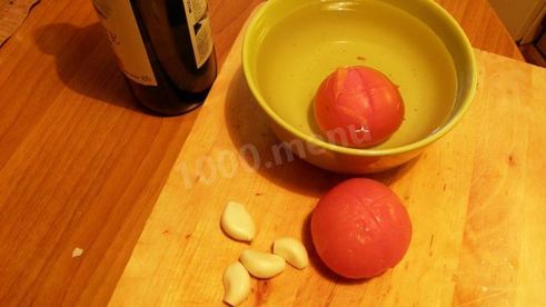 треска с луком и помидорами в духовке с вином