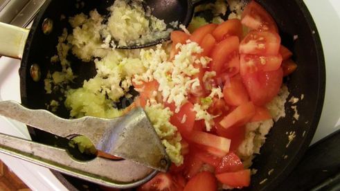 треска с луком и помидорами в духовке с вином