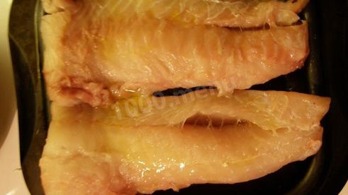 треска с луком и помидорами в духовке с вином