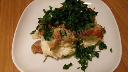 треска с луком и помидорами в духовке с вином