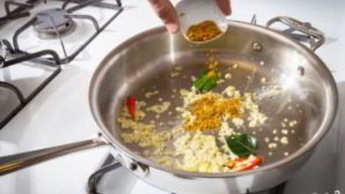 треска, тушенная в молоке