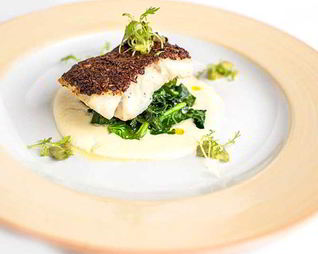 Треска в грибной пыли с молодым шпинатом