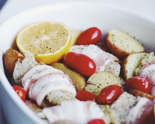 Треска, запеченная в духовке с картофелем, помидорами и беконом